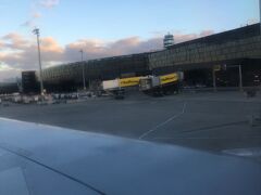 比較的時間が過ぎるのも早く、順調にウィーン・シュベヒャート空港に到着。久しぶり。
