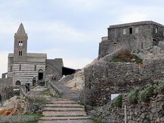 サン･ピエトロ教会

　岬の先端に立つ，1256～77年に建立のゴシック様式のローマ･カトリック教会