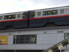 丁度牧志駅にモノレールが入ってきました。
これが那覇空港駅と首里駅を行き来している「ゆいレール」。
追記：　現在は浦添までのびています。
今度は国際通りを歩きながら美栄橋方面に戻り、長虹堤の残り伊辺嘉麻(松山チンマーサー)まで歩いてみましょう。