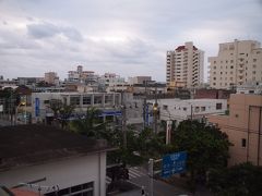 おはようございます♪
1月27日(日)　8：00　この旅行のメインイベント"石垣島マラソン"当日の朝です。

マラソンのスタートは9：00なので、Kちゃんはもうおでかけしました。
くもり空ですが、走るにはこれくらいがよいのだと言っていました。
10月の横浜マラソンのときはピーカンに晴れていて、暑くて汗だくでたいへんだったって。
ピーカンって死語ですかね？(･∀･；)

スタート地点は何千人もいて混雑していそうなので、ワタシは街の中で応援することにします。