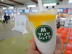 石垣島ではみなさんも必ずといっていいほど飲んでいるマリヤシェイク！
飲んでみたかったんです、ウフフ。
トッピングはマンゴーにしました。
おいしいねぇヽ(〃v〃)ﾉ
トッピングは無料で選べるけれど、プレーンでミルク感を楽しむのもいいなぁ。