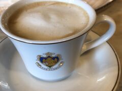 そのあとは、サンマルコ広場の方に歩いていき、カフェラテ発祥のお店と言われている「FLORIAN」へ。
値段はかなりお高めです。（日本円で１０００円以上したかな）
しかし、せっかく来たのだからカフェラテを頼まないわけにはいかない、、！

コーヒーとミルクが運ばれてきて、自分で混ぜ合わせて作るスタイルです。
正直、味は普通、笑
まあ、豪華な装飾のある店内で元祖カフェラテを飲めただけで満足です。
