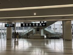 空港の到着ロビーにやって来ました。
本来はここから電車やバスなどで名古屋方面に向かうのでしょうが、今回は空港探検なので上の出発フロアに上がります。