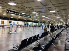 うつらうつらして２時間、大邱国際空港に到着。
全てのカウンターは閉まっていました。