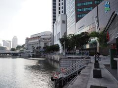 次の目当てはマーライオン。日中は混んでいそうなので、早め（といっても8時過ぎ）に行くことにしました。
シンガポール川の川沿いを歩いて、マーライオンパークを目指します。