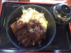 14時頃、ようやくランチ。
近くの道の駅、シリエトクの中で、鹿肉カツ丼を。
これは本当に美味しかったです！
この旅行で一番美味しかったかも（笑）
お肉は薄く叩いていて柔らかく、クセもなく、甘くて濃いめのタレが絡んで美味しい。
付け合わせのキャベツも新鮮で美味しい。
場所柄海鮮系の丼が人気でしたが（ダンナさんはシャケイクラ丼）、私はコレで正解だったと思っています。