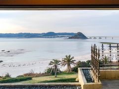 満足したので本日のお宿へ。
西長門リゾートという、角島大橋を見るためにあるかのようなホテルです。
部屋に入って驚いたのが、窓が大きな一枚ガラスであること。
おかげで目の前に角島大橋の大パノラマが！