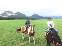 朝食を食べてチェックアウトした後、川湯温泉の「川湯パーク牧場」へ、乗馬体験。
色々な価格で体験できるので少し迷いましたが、せっかくこんな遠いところまできたのだから・・と、1時間コース、硫黄山の近くまで行くコースを。

予約の段階で「全くの初心者です」と伝えておいたら、ベテランのお馬さんを準備してくださいました（笑）。
ヘルメットや軍手を借りて、いざ出発。
初めは少し怖かったですが、多少揺れるだけで、意外にお尻の座りは安定していて、徐々に慣れていきました。
馬も当たり前みたいに悠々と闊歩して、途中で生えている草をつまみ食いする始末（笑）

硫黄山の近くで、付き添いのスタッフさんがスマホで記念撮影してくれました。
元々この山もできれば寄りたかったのですが、時間が無くて断念していたので、お馬さんですぐ近くまで来ることができたので、とてもラッキーでした。

馬に乗っていたので写真は撮れませんでしたが、ジャガイモ畑の花が満開、まるで雪が積もっているかの様でした。

スタッフさんの話だと、普段はキタキツネなどが走り回っているエリアだそうです。
でも8月初めは涼しい北海道とはいえやはり暑い時期になるらしく、よほど早朝でないと出てこないとか。
だから、キツネも鹿も、どこでも見かけなかったのですね・・