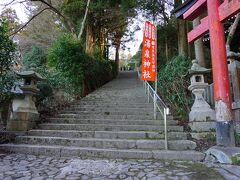 街を適当にぶらぶらしてたら、神社を見つけたので行ってみたよ。
温泉神社＜とうせんじんじゃ＞って読むみたい。