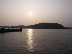 三角港に朝日が昇ります。