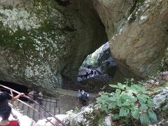 入口1の方向に戻って、階段を下りてシュブリヤラ洞窟に行く。