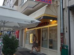 市内中心部のズリンスキ広場の近くにあるレストラン兼カフェのプルゲルで夕食。