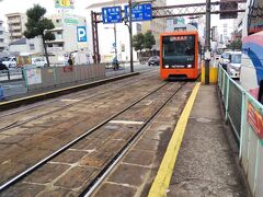 ほどなくしてオレンジの車体の路面電車がやってきました

路面電車はひっきりなしに走っているので
毎度殆ど待ち時間なしで乗車できるので、時間ロスが無くて便利です