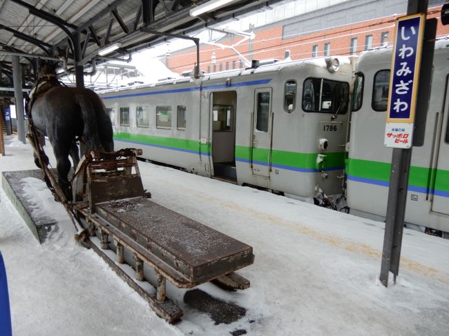 3・4番ホームには「ばんばの像」が！<br />かつては岩見沢に競馬場があり、レースが行われていたんだ