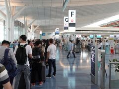 羽田空港から上海航空で虹橋へ。チェックインには長蛇の列ができている。Webチェックイン用の列が見つからないので後ろに並ぶ。