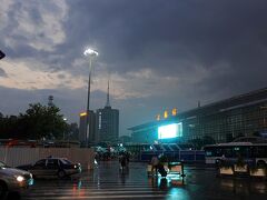ネット予約しておいた列車の切符を受け取りに上海駅へ。雨は小降りになって、遠くに晴れ間ものぞいている。