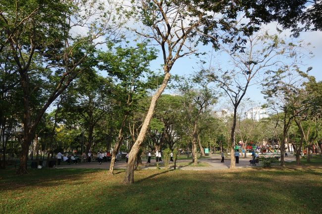 マダムたちがオークラで朝食ビュッフェを食べている間、まだチェックインできない自分たちはどこでどう過ごそうか？と考えた挙句、ホテルから近いのにマダムたちが絶対に行かない場所、ルンピニー公園へ来てみました。8時ちょうどにはタイの国歌が流れて、他の人々に合わせてじっと起立しました。