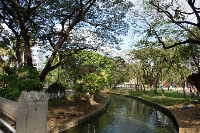 歩きづらい歩道を歩いて、ヘドロ臭いドブ川のそばを通って、歩道橋を渡って、ようやくたどり着きました。