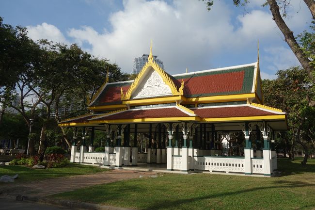 公園内は整備されていて、暑いけど、快適です。タイらしい建物も。