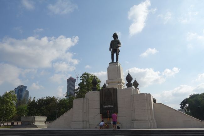 ルンピニー公園を横切って、ラマ6世の像まで来ました。