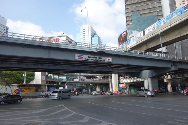 MRTのシーロム駅なら目の前だけど、ワンデーパスが使えるBTSに乗りたいので、横断歩道を渡ってサラデーン駅を目指します。目の前は、日本の協力で作られた橋、みたいですね。