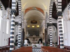 サン･ジョヴァンニ･バッティスタ教会

　大きなバラ窓と白黒の縞模様のファザードが特徴的。内部は，白黒のモノトーンで，縞模様の柱とアーチで仕切られた三廊式の身廊