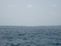 石垣島から西へ向かって小浜島の手前にある「幻の島」と呼ばれる浜島が見えました。