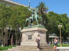 マヌエル ベルグラーノ将軍の騎馬像
アルゼンチン独立運動指導者の一人で、アルゼンチン国旗を制定したそうです。