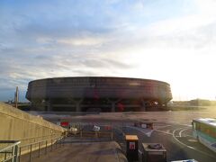 シャルル・ド・ゴール国際空港に着いた
Paris-Charles De Gaulle
Airport CDG Terminal 1
発着サテライトより、円形のターミナルビルを見る