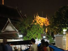 The Deck でのデイナーを終え、、ホテルへ戻りましょうか、、
今度は、、どうやってホテルに戻るかですね、、

＜渡し船、チャオプラヤエキスプレスボート、BTSと乗り継いで1時間半かけて帰るものしんどいしなぁ、、＞

The Deckの受付のオジサンにTAXIを呼んでもらえないかと伝えたら
「大通りに出たらTAXIは沢山いるよ！」
＜　ハイ！ぼったくらせていただきます♪のTAXIやらトゥクトゥクが
　　　　たむろしているのは知っていますよ（＾＾；　＞

大通りに出たら、、案の定 いましたよ～！！　TAXIにトゥクトゥク（笑）
その集団から離れて　流しのTAXIを拾ってみる事にしました、、

