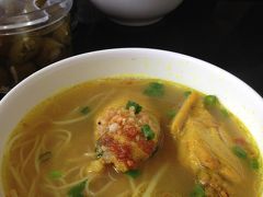 清潔そうな麺専門店にて
鶏カレー麺と向こうに見えているのは魚丸米麺。
具材と麺を選べるのがうれしい。