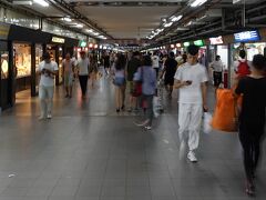 上海駅の南北を結ぶ地下街。