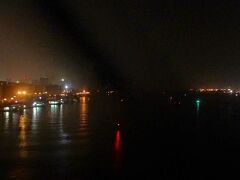 23:00過ぎ、南京を出た列車は南京長江大橋を渡る。大型船を通すため、かなりの高さがある。