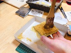 ④ シート状の金箔を満遍なく貼り、更に上から金箔を塗ります。
⑤ 余分な金箔を払い、シールを剥がすと…