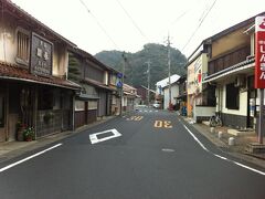 こちらには古い酒屋さん。看板がかなり貫禄あるものが残っています。