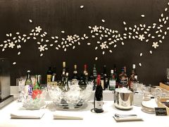 今回は、Ｆラウンジが早朝のためビジネスラウンジで朝食をいただいて搭乗します
ファーストラウンジは6：00から、キャセイのラウンジも閉まっています