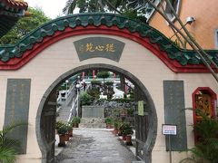 孔道門と黄色い壁の宿坊風の建物の間の大好きな丸い入口・・これを見たら入らずにはいられません！