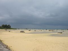 佐和田の浜では昔の大津波が運んできた大きな石に驚く