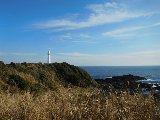 いざ、爪木崎へ。道中はあまり海は見えません。<br /><br />路線バスを降り、木々の中にある道（大部分舗装されており、歩くのは特に苦労しませんでした）を歩いて行くと、灯台が見えてきました。