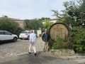 大きなワイン樽に宿の名”Dattoria””が記されています。