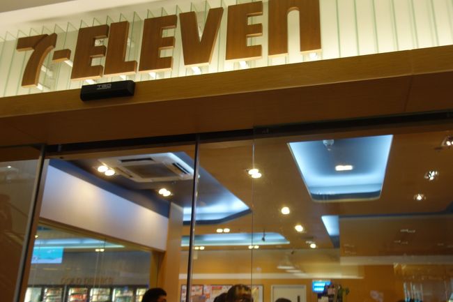 ルンピニー公園を歩いて、すっかり汗をかき、セブンイレブンで飲み物を買って、ホテルのロビーで飲みます。