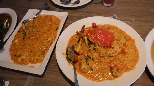 名物プーパッポンカレー。5人なので、殻なしも殻つきも注文して食べ比べました。殻なしの方が食べやすくてよかった。殻つきは、フワフワの卵だけの味も楽しめるけど、割高ですね。どちらも辛くなくて、他では食べたことのない味でした。5人で飲み物込み4070バーツ、1人約3000円。蟹だから安くはないです。