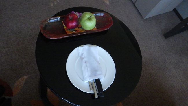 ウェルカムフルーツ。タイでリンゴは食べる気にならないけど。