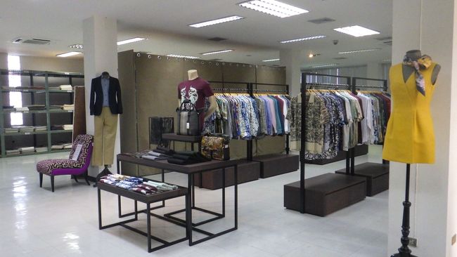 1階から5階まで、洋服や鞄、生地などが置いてあります。