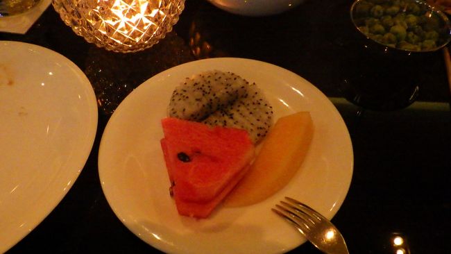 深夜便で睡眠不足なのに朝からルンピニー公園など歩き回ったせいか、疲れてダウンしてしまい、フルーツを食べて部屋に戻ります。