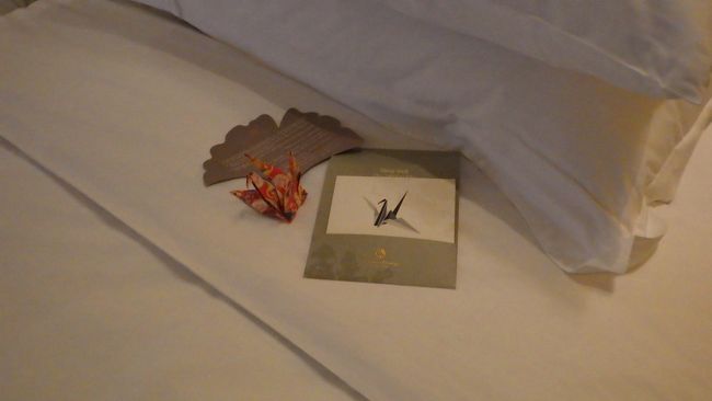 ベッドには折り鶴、折り紙、折り鶴の折り方が置いてありました。