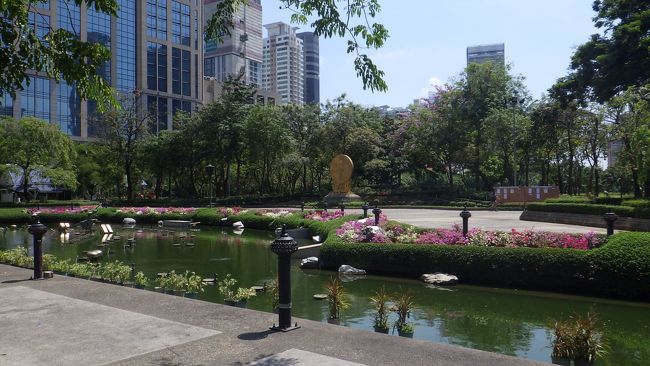 来た道を戻って、BTSでプロンポン駅からプルンチット駅に戻ります。