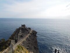 ここからさらに少しだけ進むことができます。
ここが伊豆半島最南端です。

柵に囲まれた岩の中に、小さな神社があるんです。