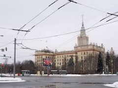 さてボリショイサーカスの最寄り駅「Universitet駅」に戻ります。
まだ時間があったのでモスクワ大学まで歩いてみることにしました。（片道25分）

が。
大学はこの大きな道を渡った先、まだまだ先です。

もうここで十分と思い、Uターンします^^;