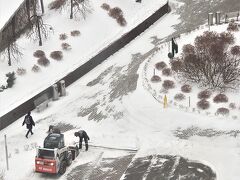 翌朝、カーテンを開けると雪がサラサラと降っていました。

ホテルの窓から見える景色、除雪隊も早々と出動です。